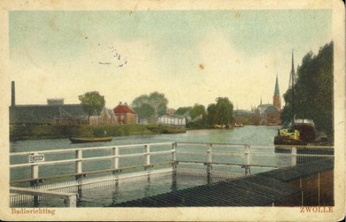 <p>Ansichtkaart uit 1927 van het Zwartewater met op de achtergrond aan de Holtenbroekerdijk het fabriekscomplex van Krol en Co (beeldbank HCO).</p>
